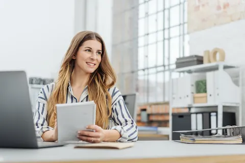 Zelfstandig ondernemer met een notitieboek aan haar bureau