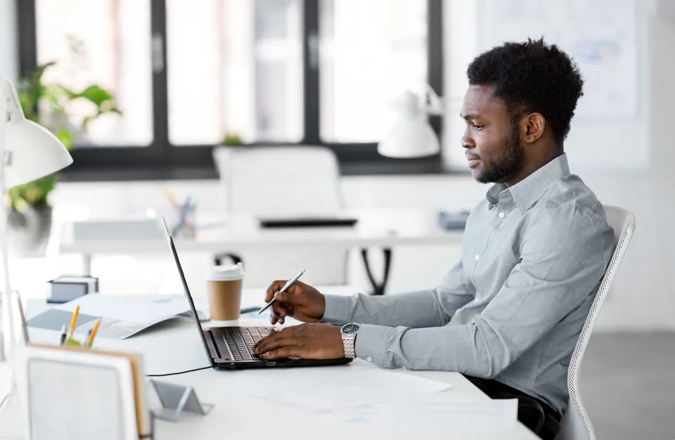 Ondernemer werkt aan zijn laptop op kantoor